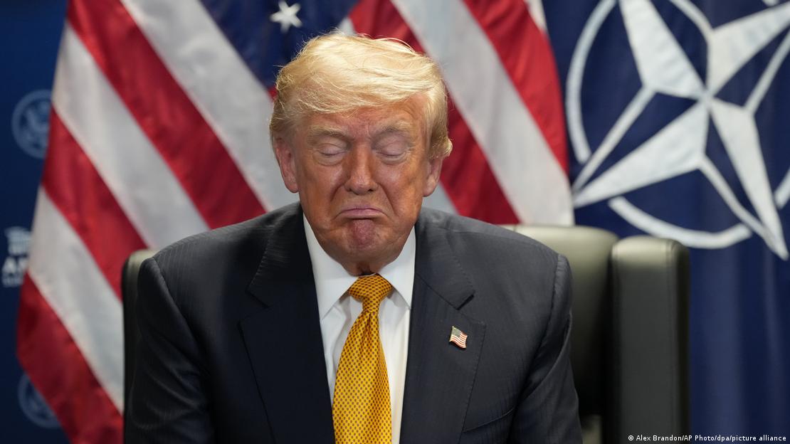 ABD Başkanı Donald Trump, Ankara'da yaptığı açıklamada İranlı yetkililer için "deli" dedi, ateşkesin sona erdiğini söyledi. Trump, ABD ve NATO bayrakları önünde görülüyor