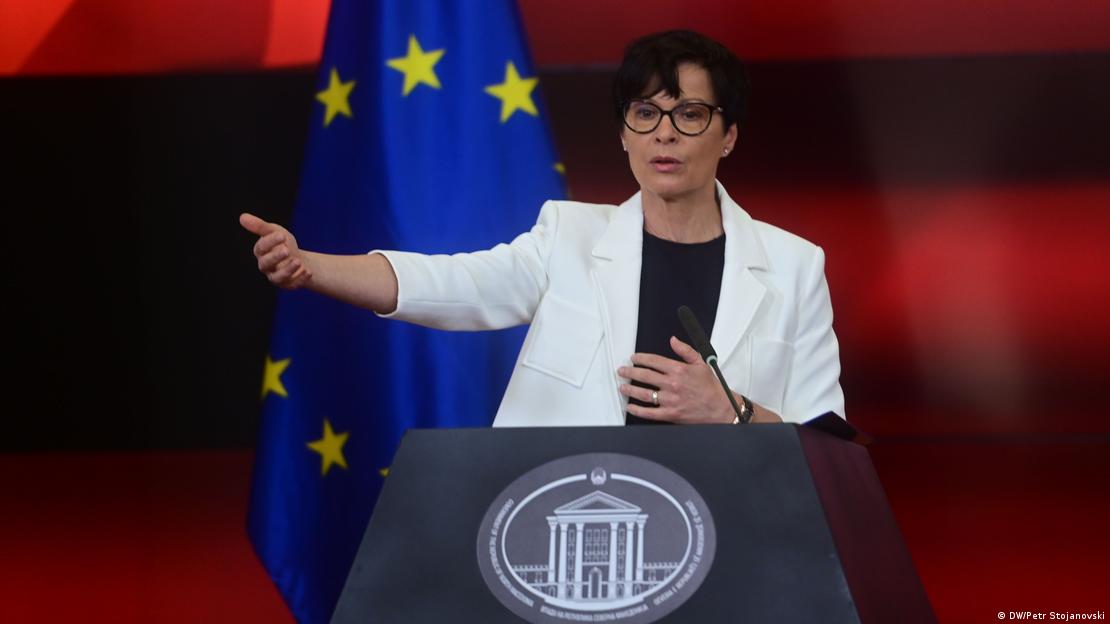 AB Komisyonu'nun Genişlemeden Sorumlu Üyesi Marta Kos, sağ kolu havada, kürsüden konuşma yapıyor, arkasında AB bayrağı var AB Komisyonu'nun Genişlemeden Sorumlu Üyesi Marta Kos, sağ kolu havada, kürsüden konuşma yapıyor, arkasında AB bayrağı var