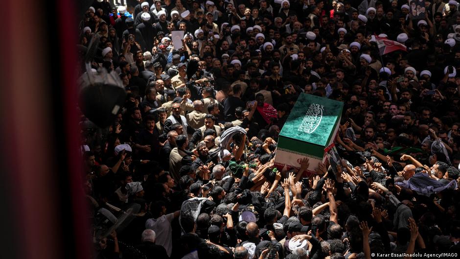 Foto: Teheran Hingga Karbala, Prosesi Pemakaman Ali Khamenei