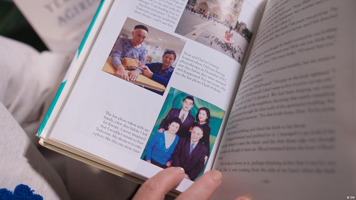 Taiwan Taipeh 2026 | Gulchehra Hoja | Blick auf letztes Familienfoto von 2001 Gulchehra 最后一次与家人合影是在2001年。“我真希望有更多跟他们一起的照片,”她说。