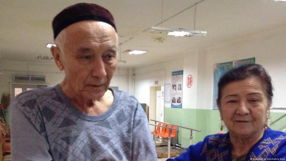China Urumqi 2017 | Gulchehra Hoja | Eltern im Krankenhaus kurz vor ihrem Verschwinden 2017年12月,Gulchehra Hoja 的爸爸(图左)在乌鲁木齐的医院接受治疗,身旁是 Gulchehra 的妈妈。不久之后,两人都被警察抓走。