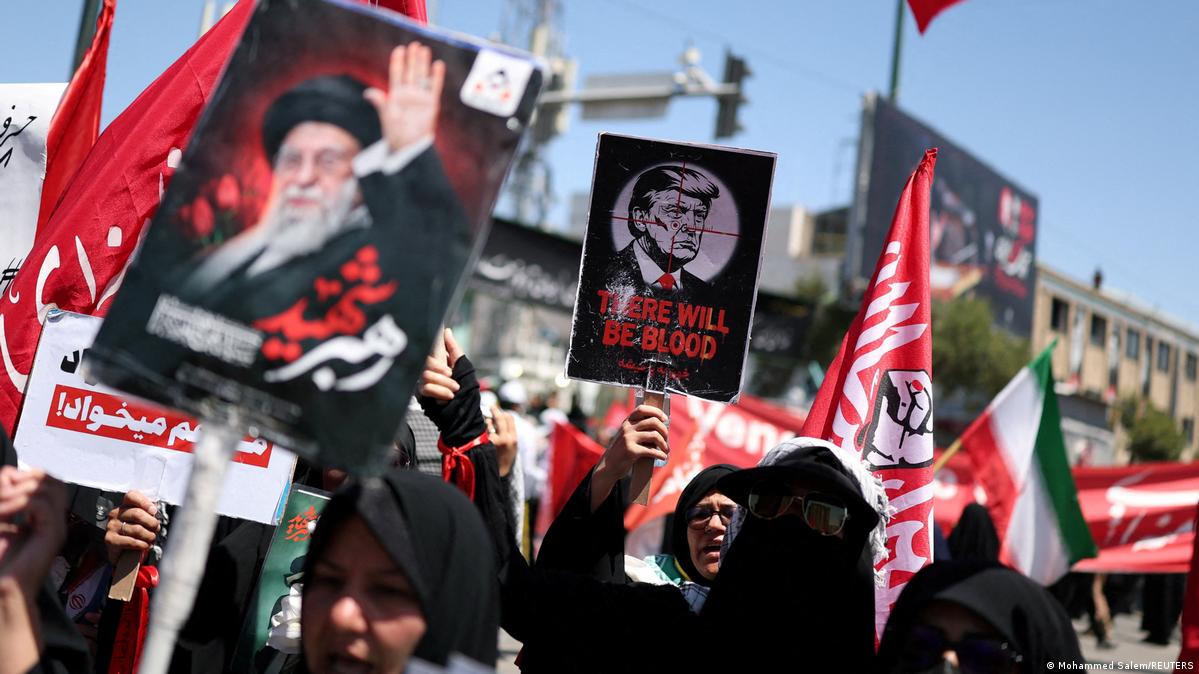 Iran Maschhad 2026 | Beisetzung von Ajatollah Ali Chamenei 特朗普周五在社交媒体再次威胁伊朗,称若企图暗杀自己,美国将“彻底摧毁”伊朗,并表示已有“1000枚导弹”瞄准该国