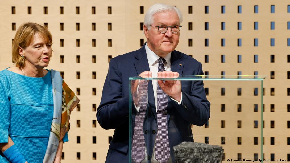 Президент Германии Штайнмайер передал музею кусок угля