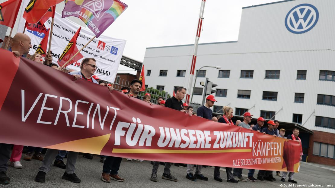 Trabalhadores da VW protestam em frente à fábrica da empresa em Osnabrück