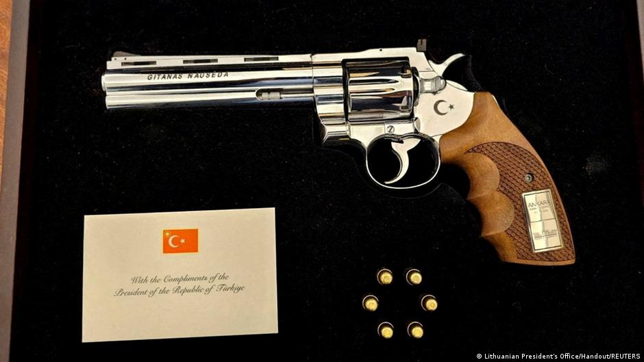 Erdoğan'ın liderlere silah hediyesi "güç gösterisi" mi?