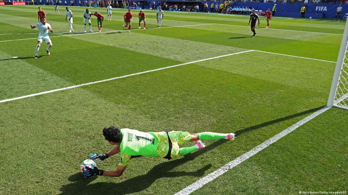 Yassine Bounou saves Kylian Mbappé