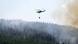 Helicóptero leva água para tentar apagar incêndio florestal