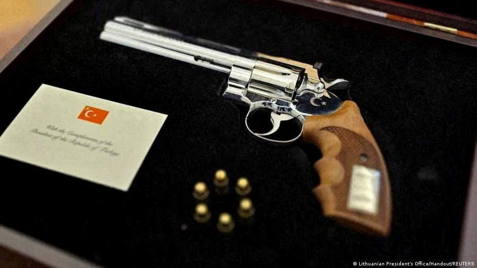 Erdogan Pamer Industri Senjata Lewat Hadiah Revolver NATO