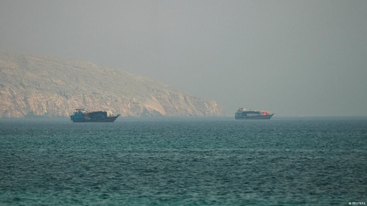 Oman Musandam 2026 | Schiffe in der Straße von Hormus 美军周二对伊朗发动新一波空袭,指控德黑兰攻击霍尔木兹海峡3艘商船