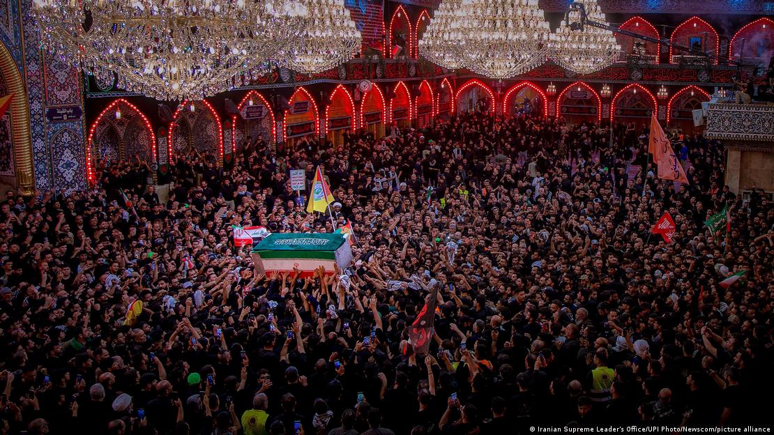 Multidão carrega o caixão do aiatolá Ali Khamenei