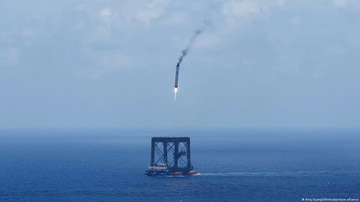 Qaldırıcı dənizdən kənar bərpa platformasına enir Şəkil: Xing Guangli/Xinhua/picture alliance
