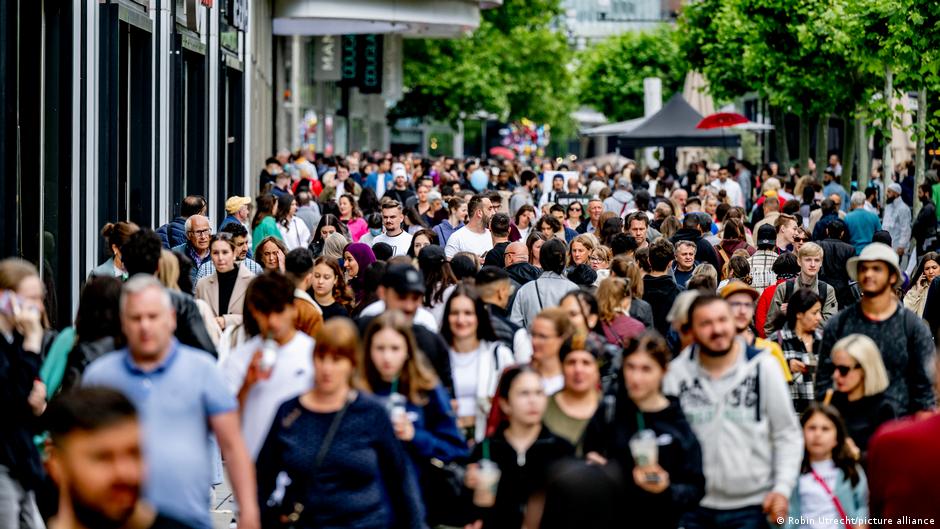 Rad nedeljom: Trgovci protiv sindikata i crkvi
