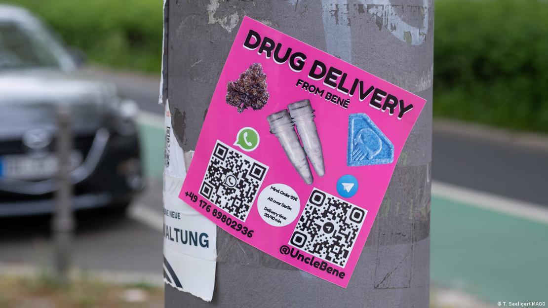 Traficantes colam adesivos em postes em Berlim onde fazem propaganda de drogas