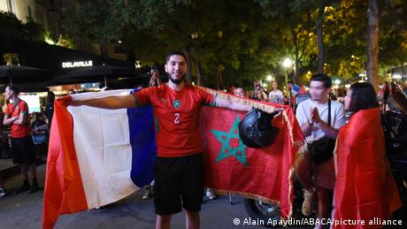 Zwei Fahnen, ein Fan: Nach der Niederlage Marokkos gegen Frankreich machten marokkanische Fans das Beste aus der Situation. Die vermeintliche Randale fand nur digital statt