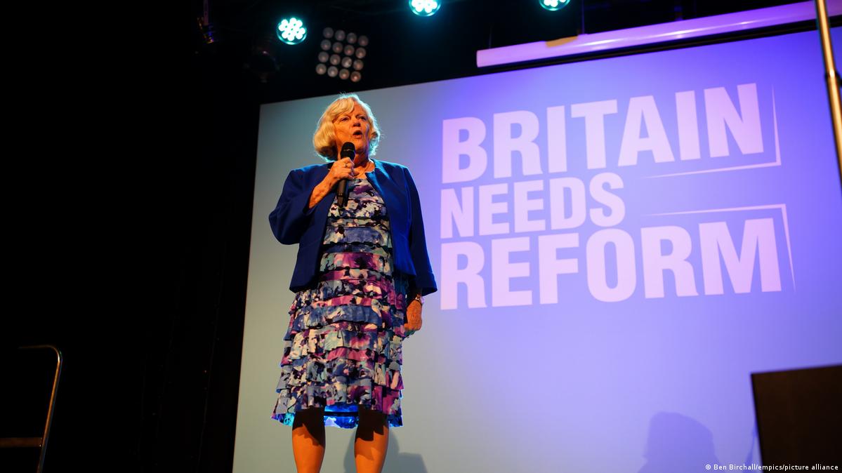 Widdecombe kəskin dili və ciddi üslubu olan sağ-mərkəzçi siyasətçi kimi tanınırdı, həyatda isə Nigel Farage ilə müttəfiq olmuşdu (FAYL: 9 Fevral 2025) Şəkil: Ben Birchall/empics/pictur