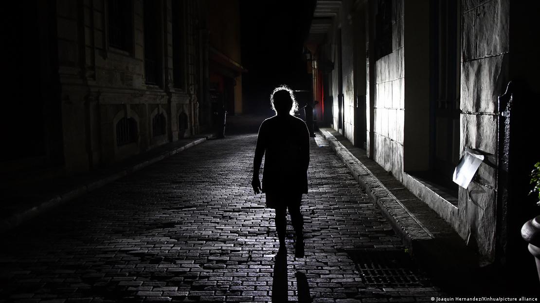 Una persona camina en la oscuridad durante un apagón en La Habana.