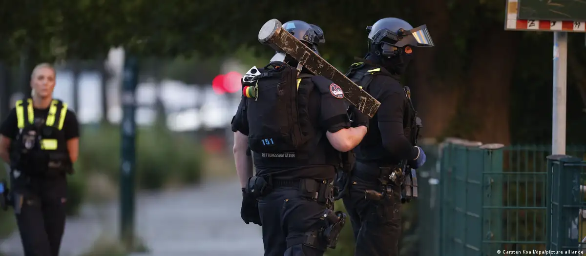 Berlin hostage situation: Man holds woman in supermarket