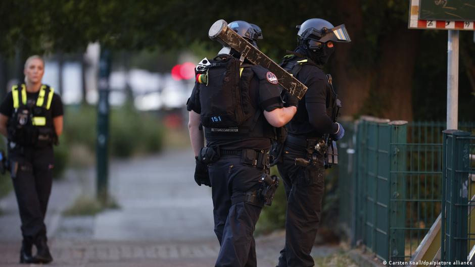Berlin hostage situation: Man holds woman in supermarket