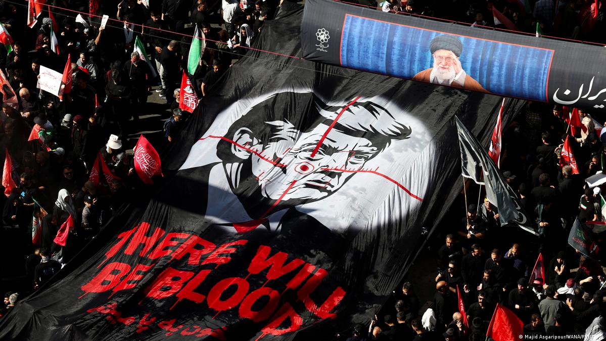 Iran Maschhad 2026 | Beerdigung von Ajatollah Ali Chamenei – Banner gegen Donald Trump 伊朗新任最高领袖:伊朗人将为哈梅内伊被杀一事报仇。