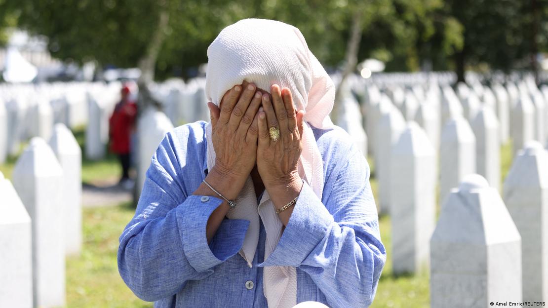 Potoçari'de katliam kurbanları mezarları başında anıldı. Yüzlerce insanın kimlikleri henüz belirlenemediğinden hâlâ bir mezar taşları yok. Potoçari'de elleriyle yüzünü örtmüş acılı bir kadın Potoçari'de katliam kurbanları mezarları başında anıldı. Yüzlerce insanın kimlikleri henüz belirlenemediğinden hâlâ bir mezar taşları yok. Potoçari'de elleriyle yüzünü örtmüş acılı bir kadın