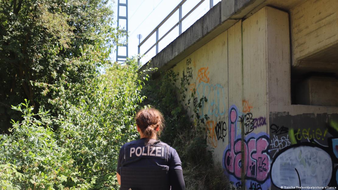 Policial ao lado de uma ponte ferroviária perto de Leverkusen onde ocorreu o ato de sabotagem