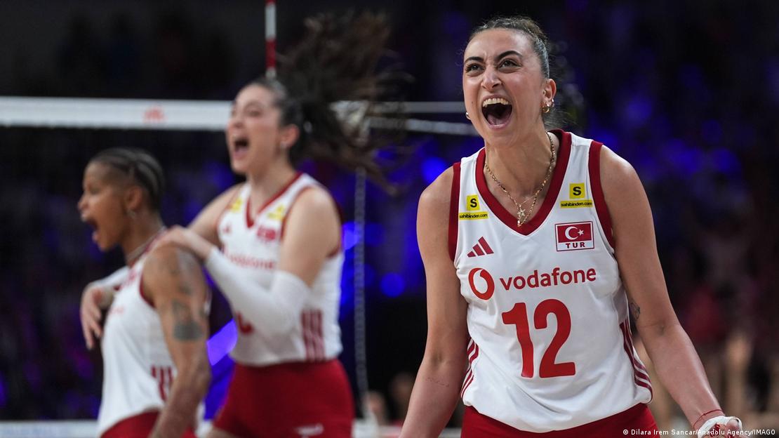 2026 FIVB Kadınlar Voleybol Milletler Ligi'nde Almanya'ya karşı aldıkları sayıyı kutlayan Türkiye A Millî Kadın Voleybol Takımı oyuncuları. 12 numaralı Elif Şahin ön planda. 2026 FIVB Kadınlar Voleybol Milletler Ligi'nde Almanya'ya karşı aldıkları sayıyı kutlayan Türkiye A Millî Kadın Voleybol Takımı oyuncuları. 12 numaralı Elif Şahin ön planda.