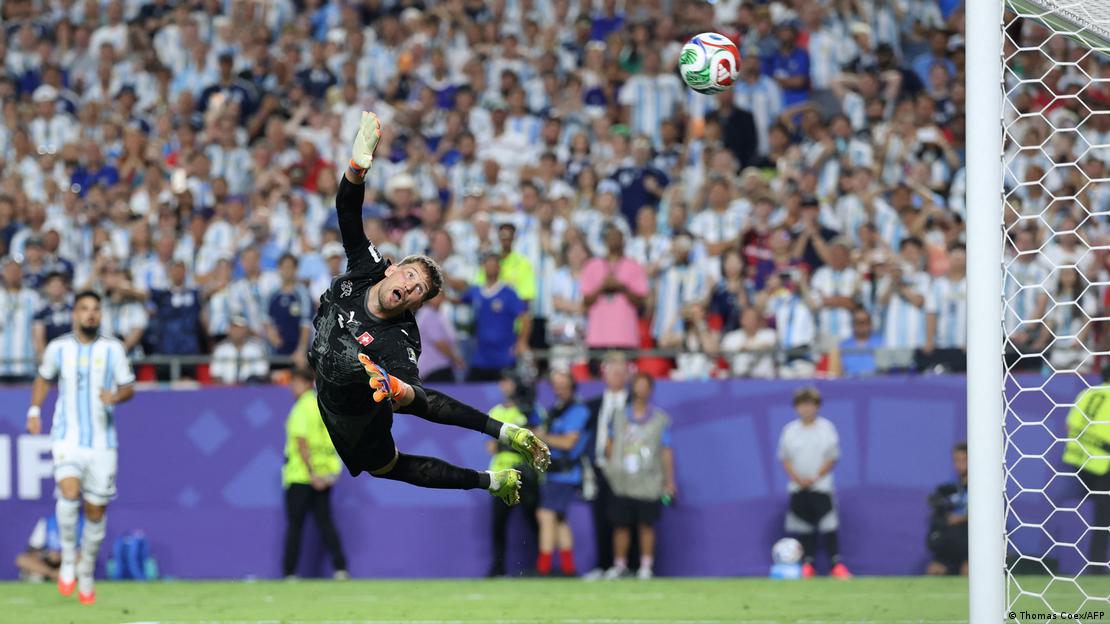 El portero suizo n.º 01, Gregor Kobel, se lanza pero no logra detener un gol anotado por el delantero argentino Julián Álvarez (fuera de cuadro), durante el partido de cuartos de final en el Kansas City Stadium. (11.07.2026) El portero suizo n.º 01, Gregor Kobel, se lanza pero no logra detener un gol anotado por el delantero argentino Julián Álvarez (fuera de cuadro), durante el partido de cuartos de final en el Kansas City Stadium. (11.07.2026)
