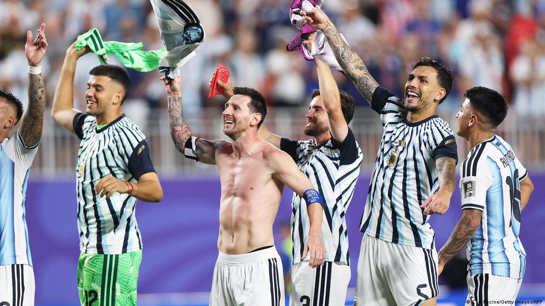 El capitán argentino Lionel Messi (n.º 10, al centro) y su equipo aplauden a los aficionados tras la victoria por 3-1 frente a Suiza en el partido de cuartos de final del Mundial de la FIFA 2026. (11.07.2026) El capitán argentino Lionel Messi (n.º 10, al centro) y su equipo aplauden a los aficionados tras la victoria por 3-1 frente a Suiza en el partido de cuartos de final del Mundial de la FIFA 2026. (11.07.2026)