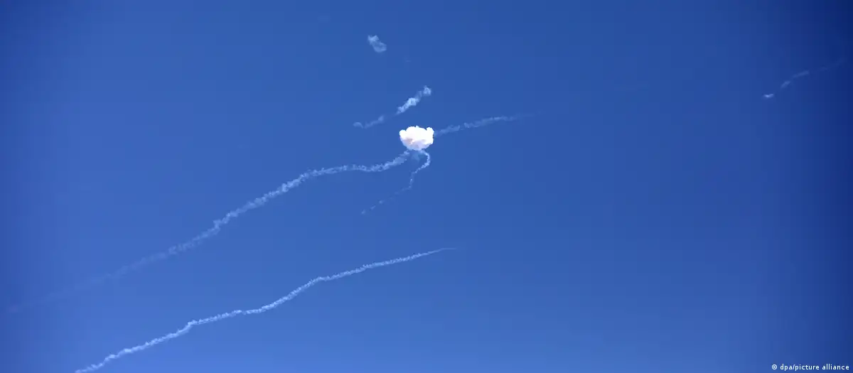 Varios aviones dejando estelas blancas en un cielo azul despejado