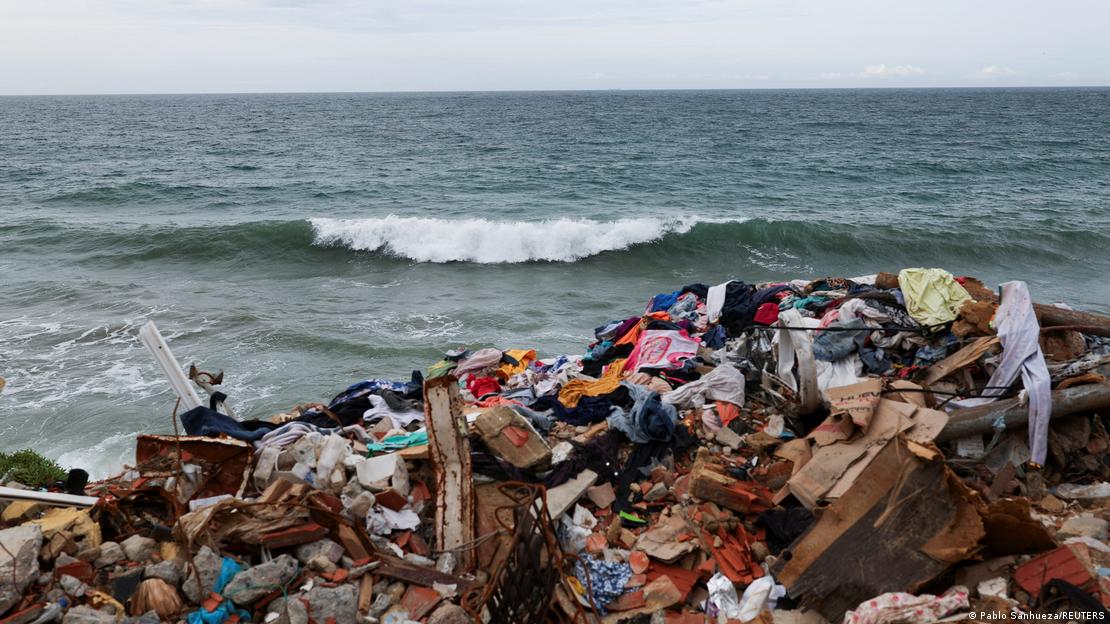 Escombros del terremoto en La Guaira depositados cerca del mar. Escombros del terremoto en La Guaira depositados cerca del mar.