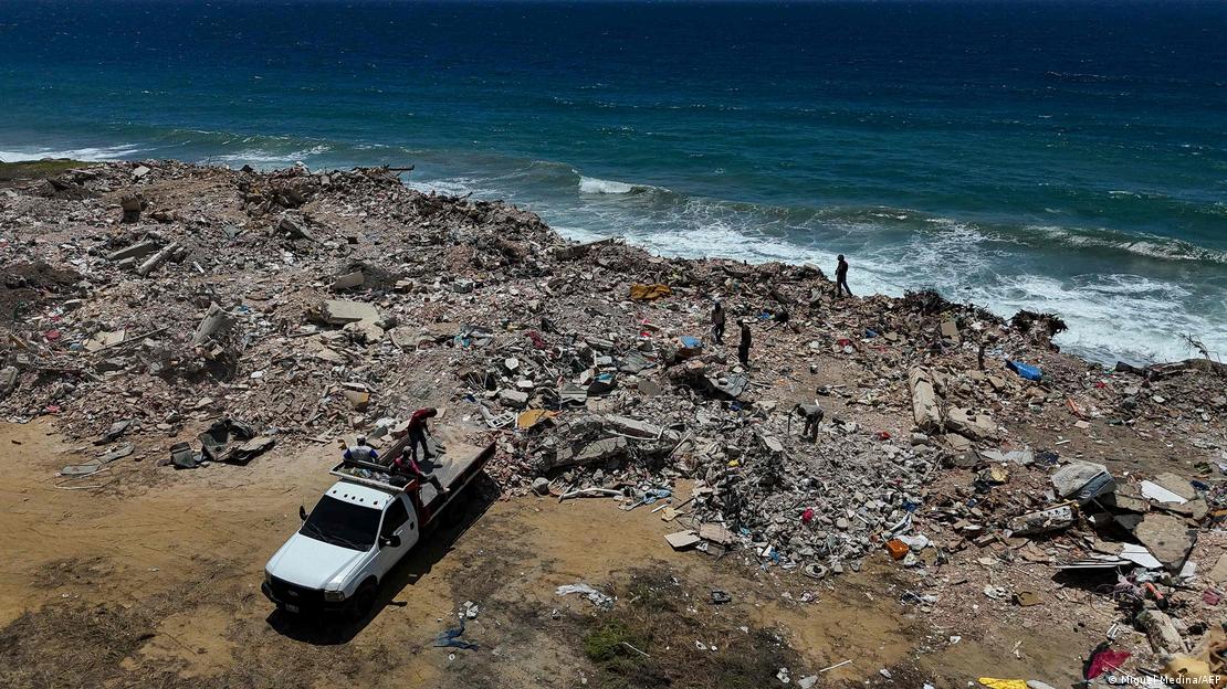 Escombros del terremoto depositados en la playa de Tanaguarena, La Guaira, 2026. Escombros del terremoto depositados en la playa de Tanaguarena, La Guaira, 2026.