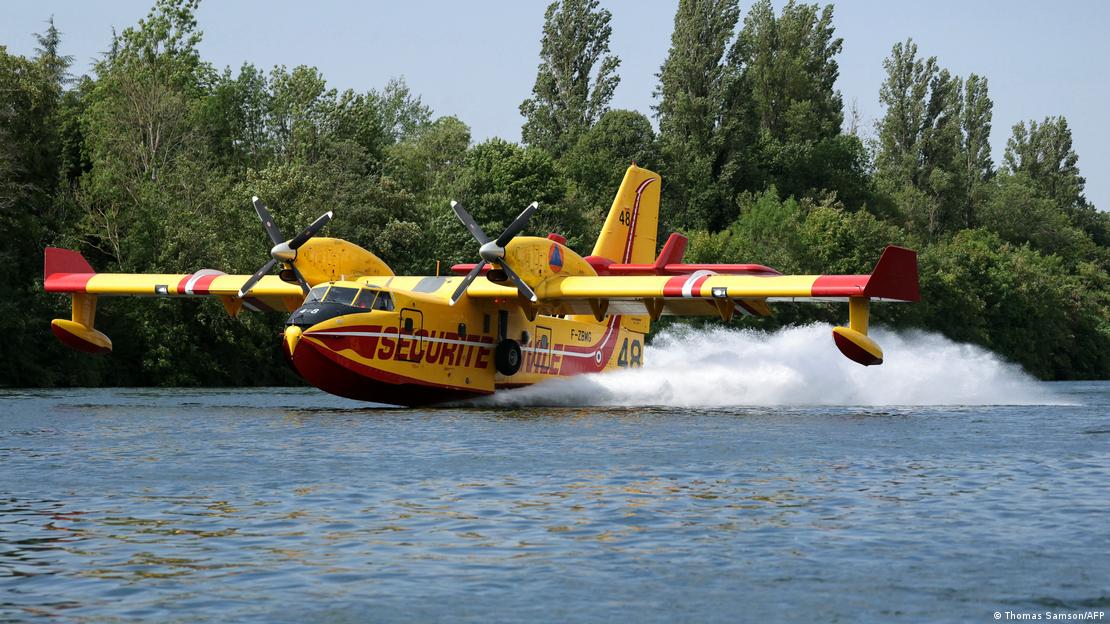 Avião do tipo Canadair  usado para combater incêndio na floresta de Fontainebleau