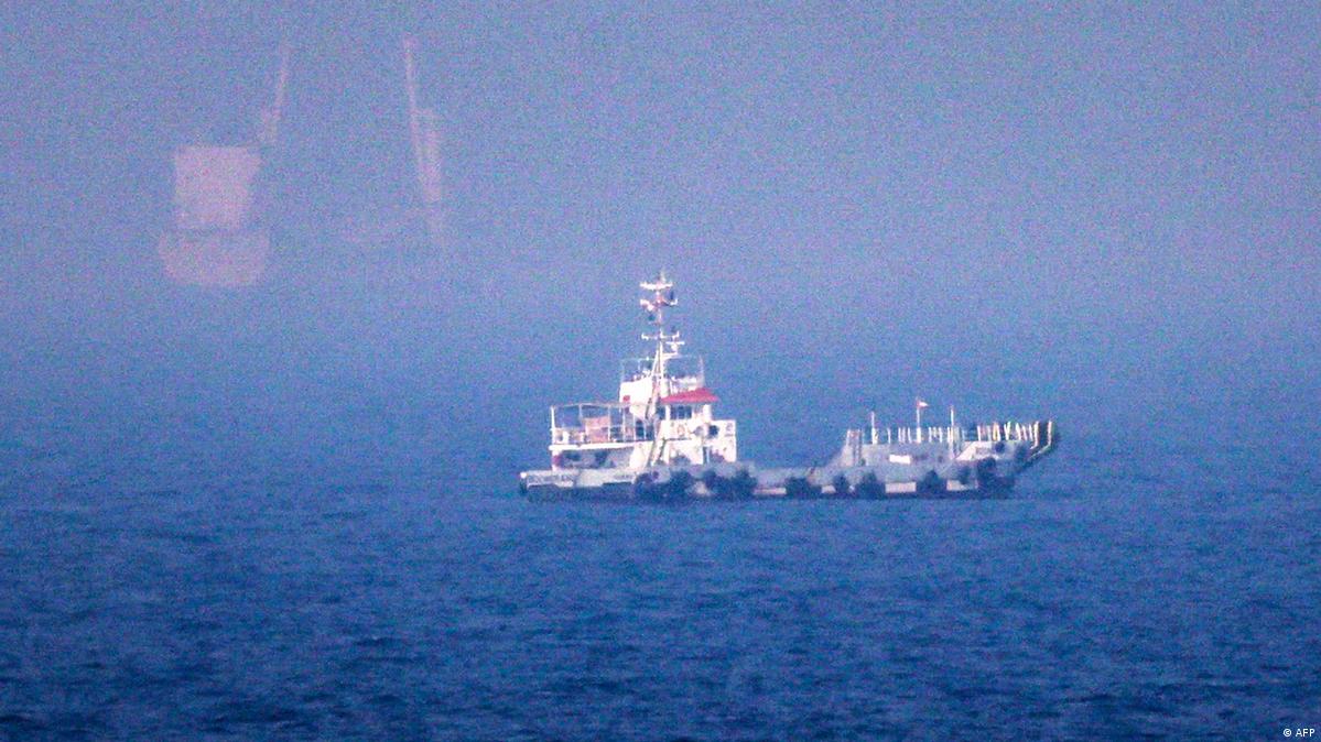 Vereinigte Arabische Emirate Chor Fakkan 2026 | Schiffe nahe der Straße von Hormus 美军连续第三天空袭伊朗,称将削弱伊朗“攻击霍尔木兹海峡无辜平民及商业航运”的军事能力。