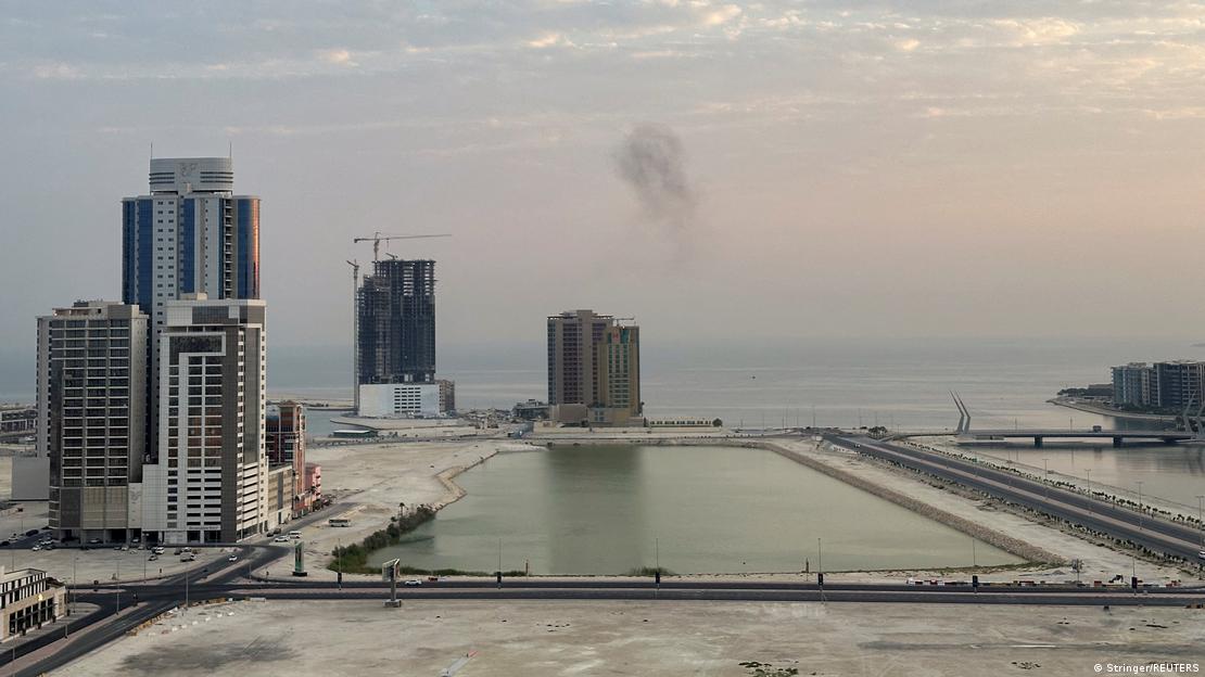 Manama, Baréin: humo en el horizonte tras intercepción de un dron. Manama, Baréin: humo en el horizonte tras intercepción de un dron.
