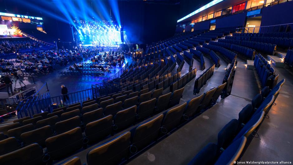 "Mavi Nokta Ateşi": Konserler Patlama Yapıyor, İptaller de