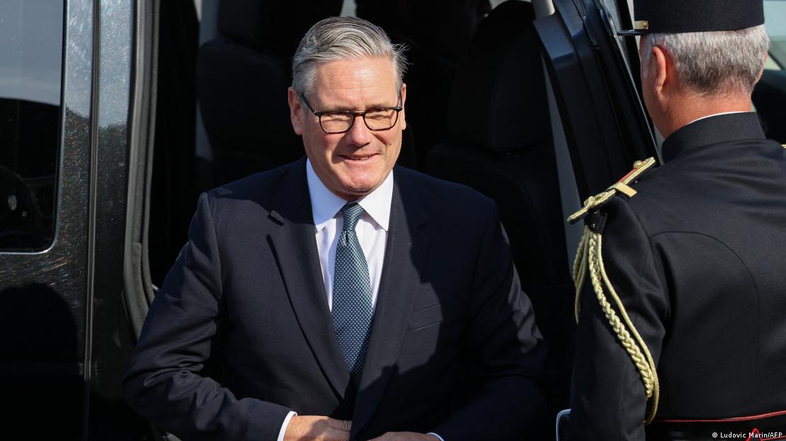 Araçtan inen İngiltere Başbakanı Keir Starmer.