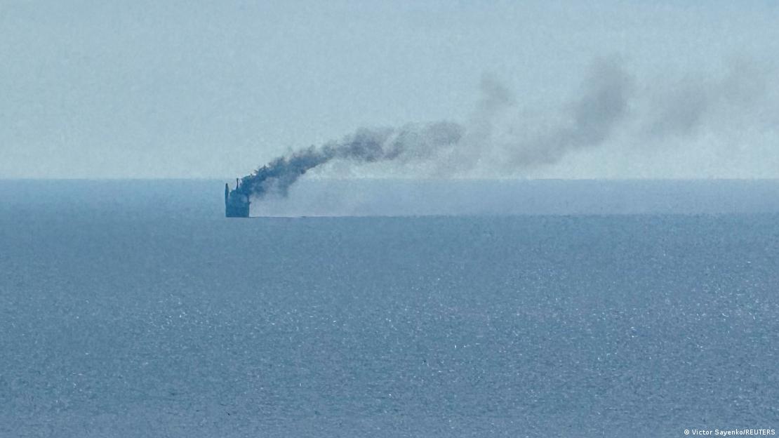 Un barco civil se incendió debido a un bombardeo del Ejército ruso en el mar Negro, el 14.07.2026.
