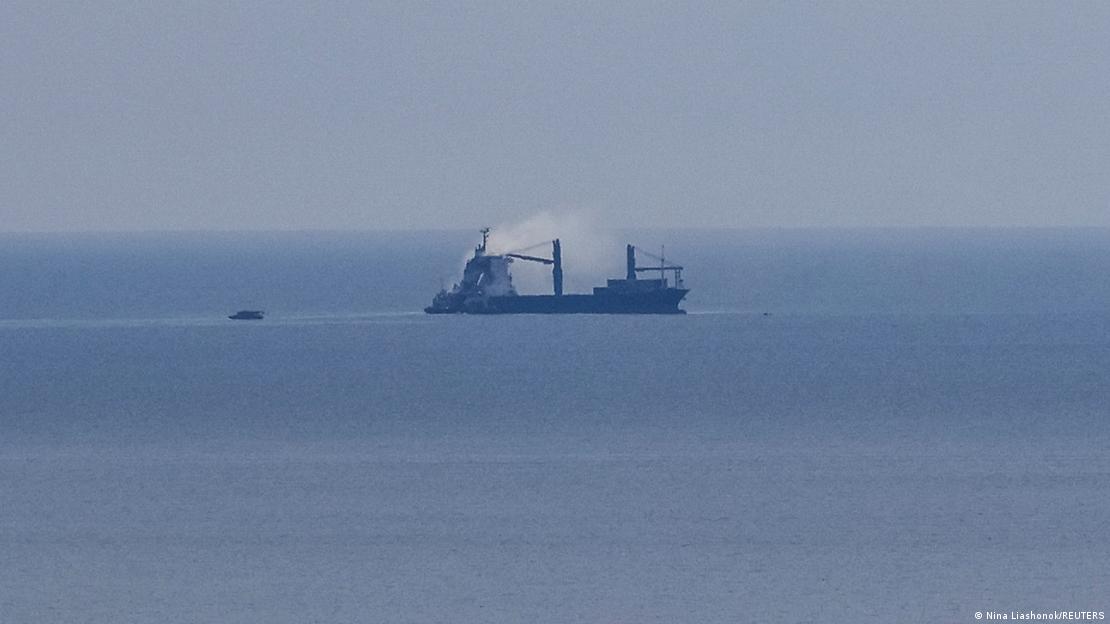 Un barco civil ucraniano ardió tras un ataque militar ruso —según informó el portavoz de la Armada de Ucrania—, en el marco de la ofensiva rusa contra el país, cerca del puerto de Odesa (Mar Negro), el 14 de julio de 2026.