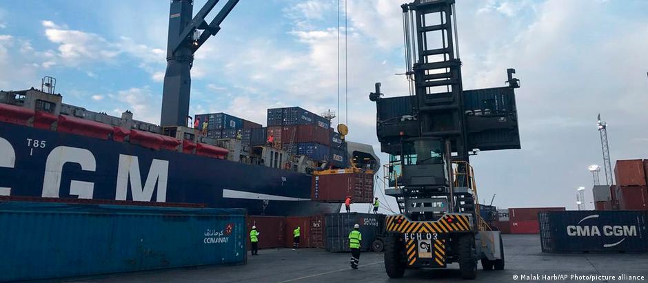 Contêineres são transportados para dentro de um navio no porto de Berbera, na Somália