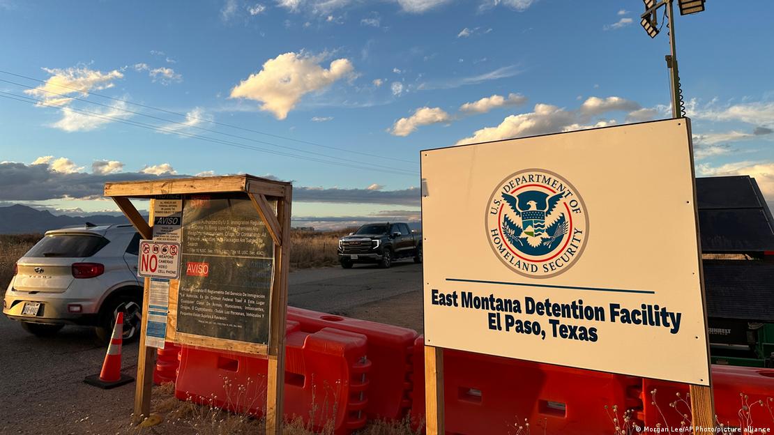 Un letrero marca la entrada a una serie de tiendas de campaña reforzadas en el centro de detención de inmigrantes Camp East Montana, situado en el desierto, dentro de una base del Ejército de EE. UU. a las afueras de El Paso, Texas. Un letrero marca la entrada a una serie de tiendas de campaña reforzadas en el centro de detención de inmigrantes Camp East Montana, situado en el desierto, dentro de una base del Ejército de EE. UU. a las afueras de El Paso, Texas.