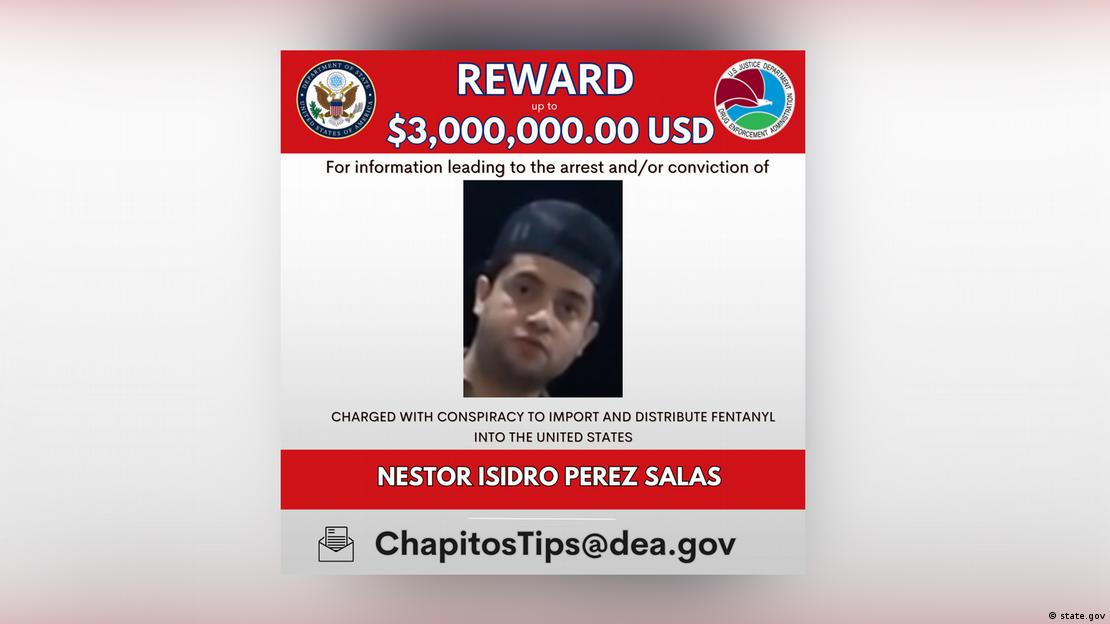 Cartel con la foto del ahora ya preso y su nombre completo, Néstor Isidro Pérez Salas.