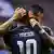 El jugador argentino se tapa las lágrimas mientras abraza a Messi, cuyo dorsal se aprecia al estar de espaldas.