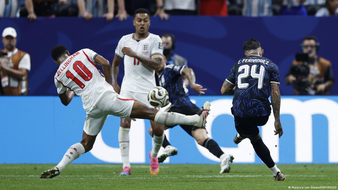 Enzo Fernández disparó. En segundos ese balón habrá superado la resistencia de Pickford. Enzo Fernández disparó. En segundos ese balón habrá superado la resistencia de Pickford.