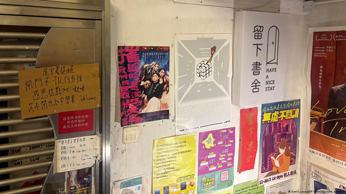 港警国安处7月15日搜查两间独立书店——“留下书舍”、“田园书屋”，以涉嫌违反国安法，拘捕两家书店共5名员工