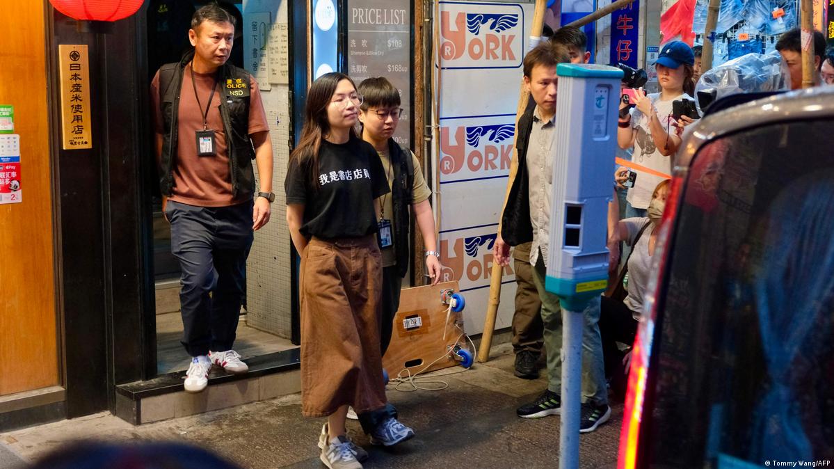 图为7月15日，香港独立书店“留下书舍”的员工被港警带走。