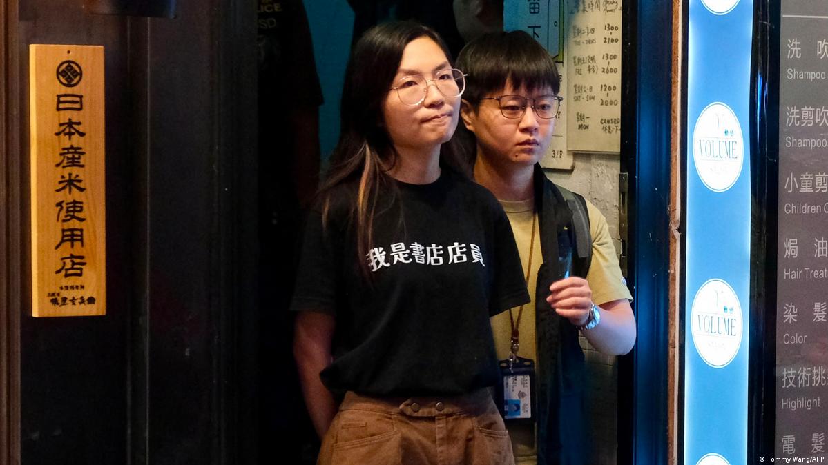 香港两家独立书店共5名员工7月15日被港警逮捕。书店店员Mandy Lau被锁上手铐，身穿写著“我是书店店员”黑色T恤、从容步出的画面在社交媒体广泛传播。