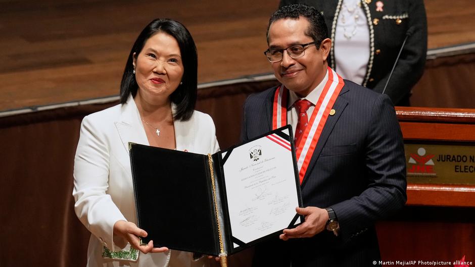 Fujimori recibe credenciales como presidenta de Perú