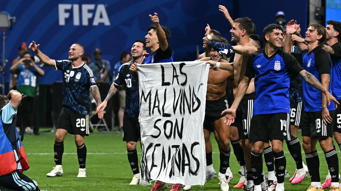 Argentina ya había sido multada por la FIFA por una pancarta similar en 2014. Argentina ya había sido multada por la FIFA por una pancarta similar en 2014.