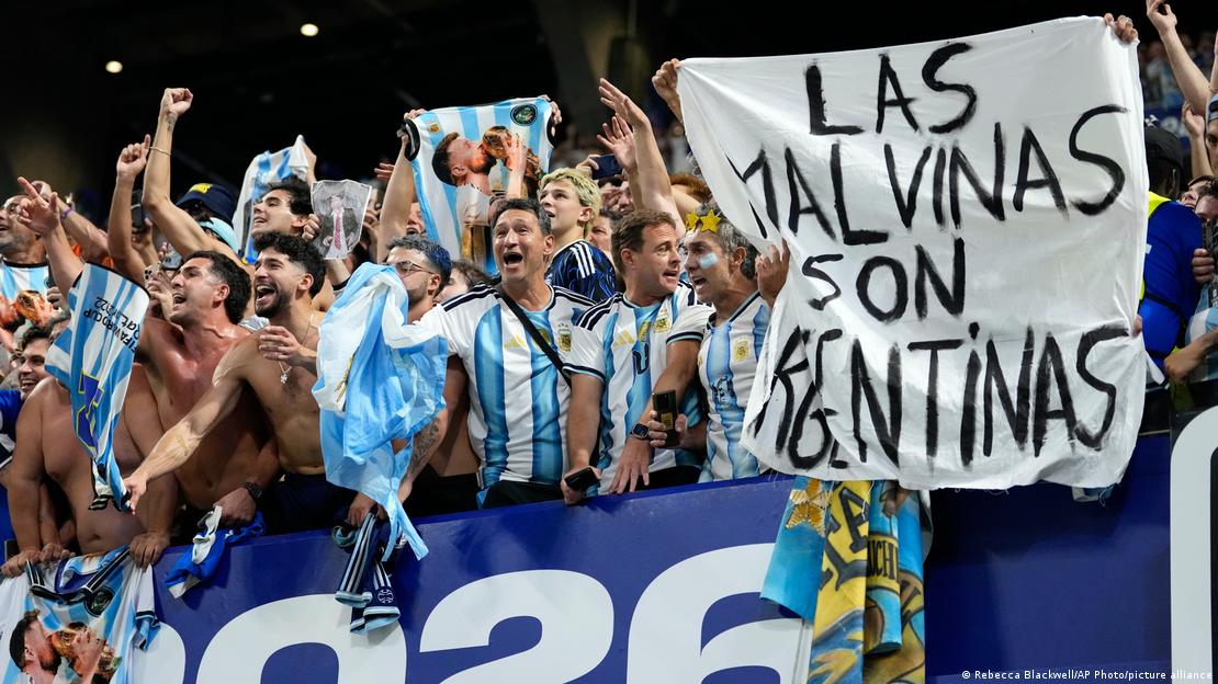 El reglamento de la FIFA prohíbe los mensajes políticos dentro y fuera de la cancha. El reglamento de la FIFA prohíbe los mensajes políticos dentro y fuera de la cancha.