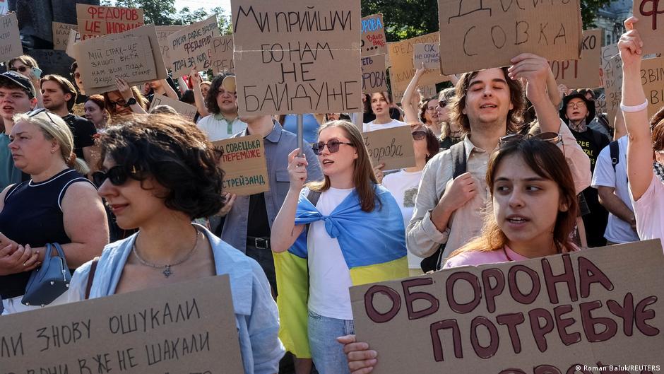 Protestas en toda Ucrania contra la destitución del ministro de Defensa
